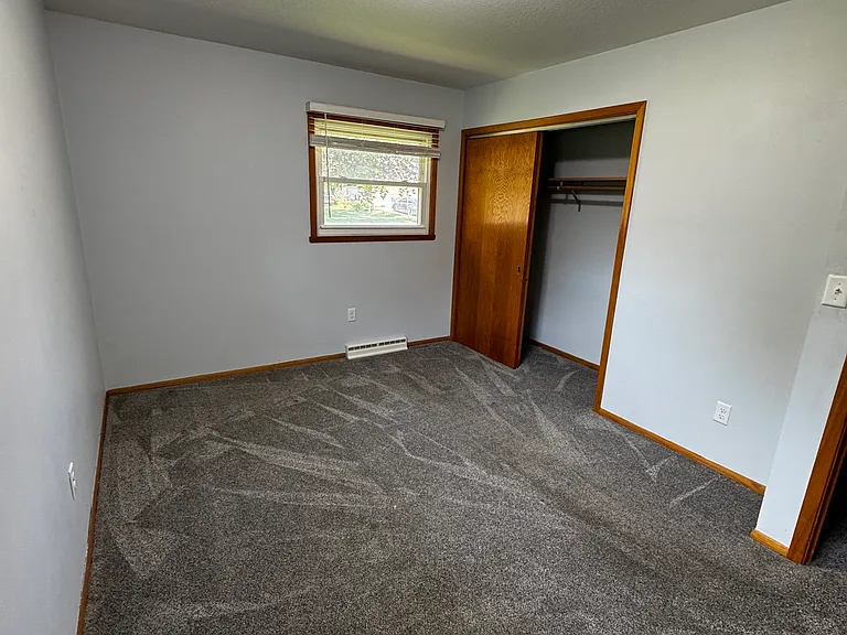 bedroom 2/closet