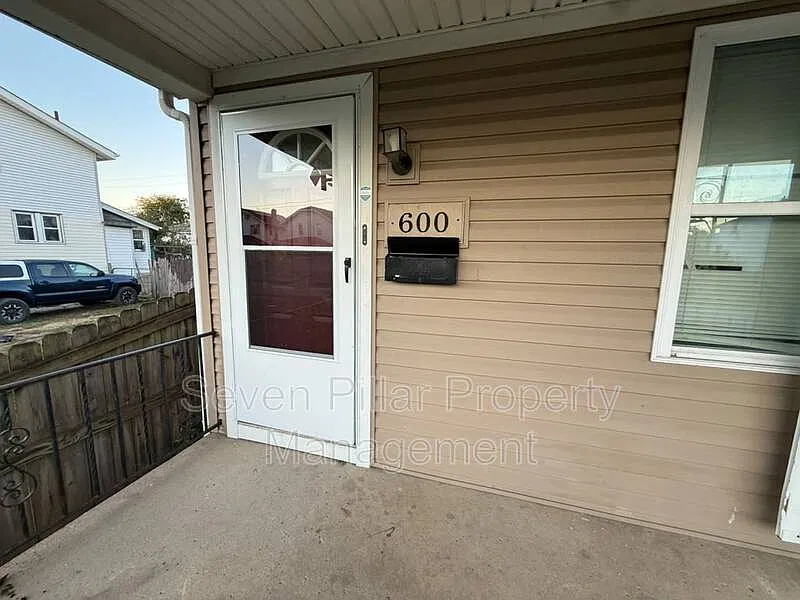 2 bed, 1.0 bath, 1008 sqft, $1,350 — Photo 1