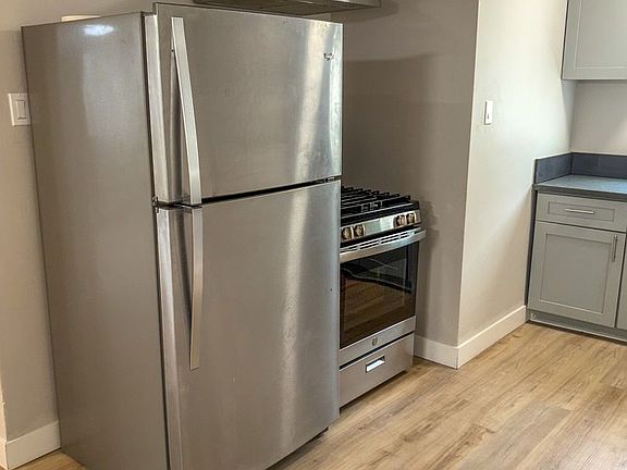 5th image of 527 W Hyde Park Blvd #1