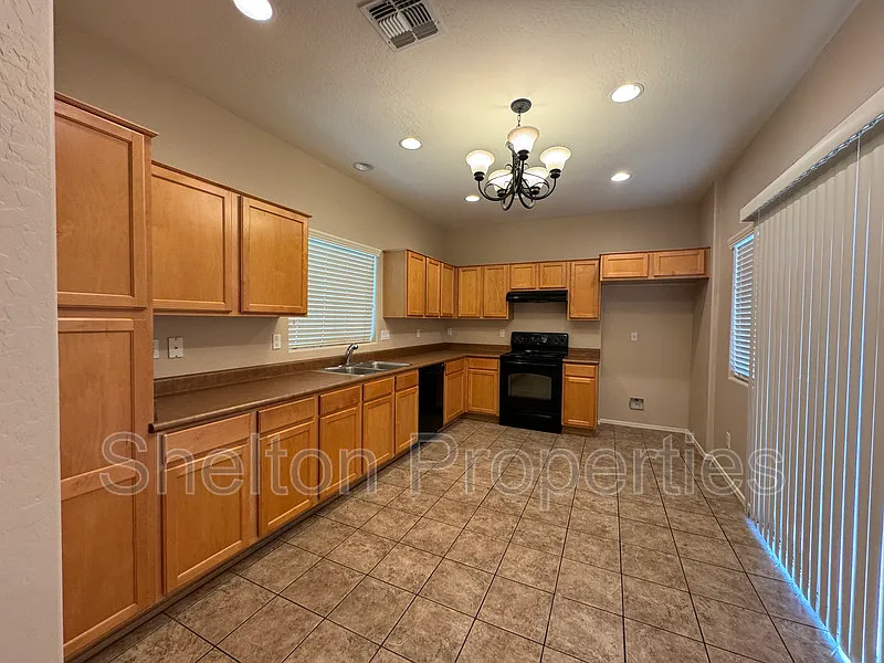 3 bed, 2.5 bath, 1262 sqft, $1,825 — Photo 3