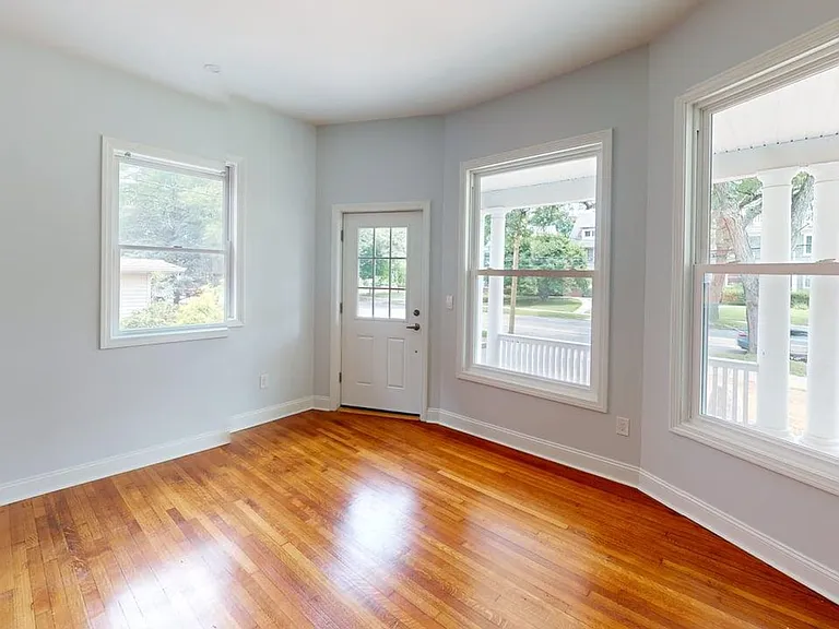 544 Whitney Ave — Photo 13