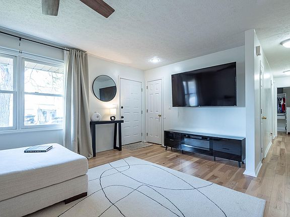 3rd image of 610 W Ryan Rd