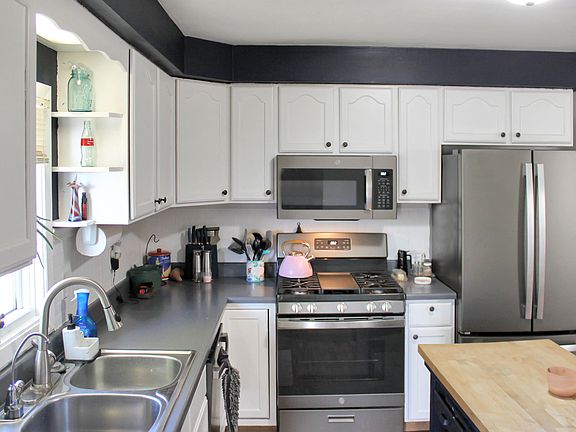 3rd image of 902 9th Ave NE