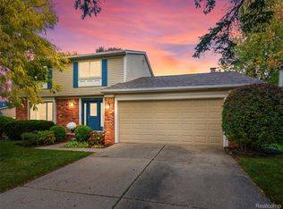 864 Dressler Ln, Rochester Hills, MI 48307