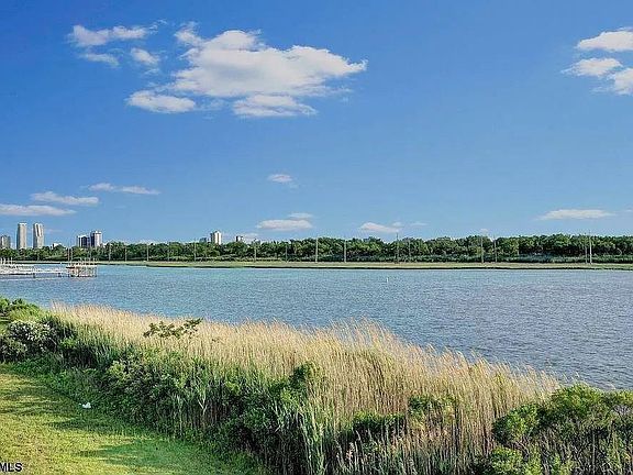 4th image of 2140 W Riverside Dr