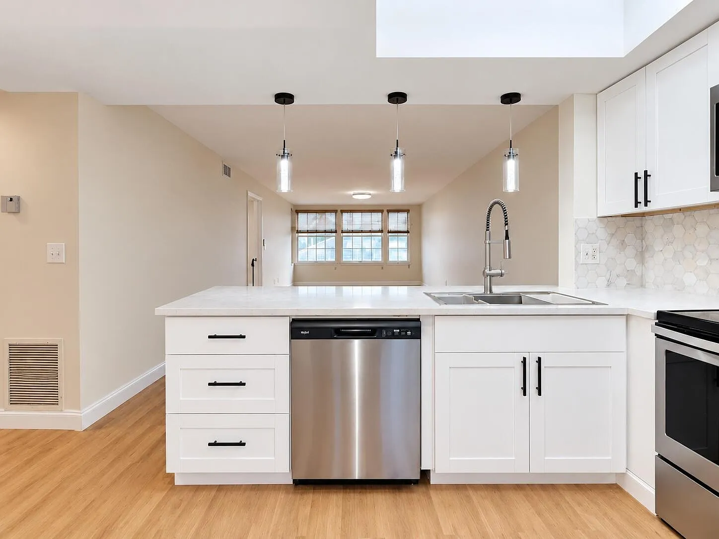 2 bed, 2.0 bath, 1201 sqft, $2,200 — Photo 4