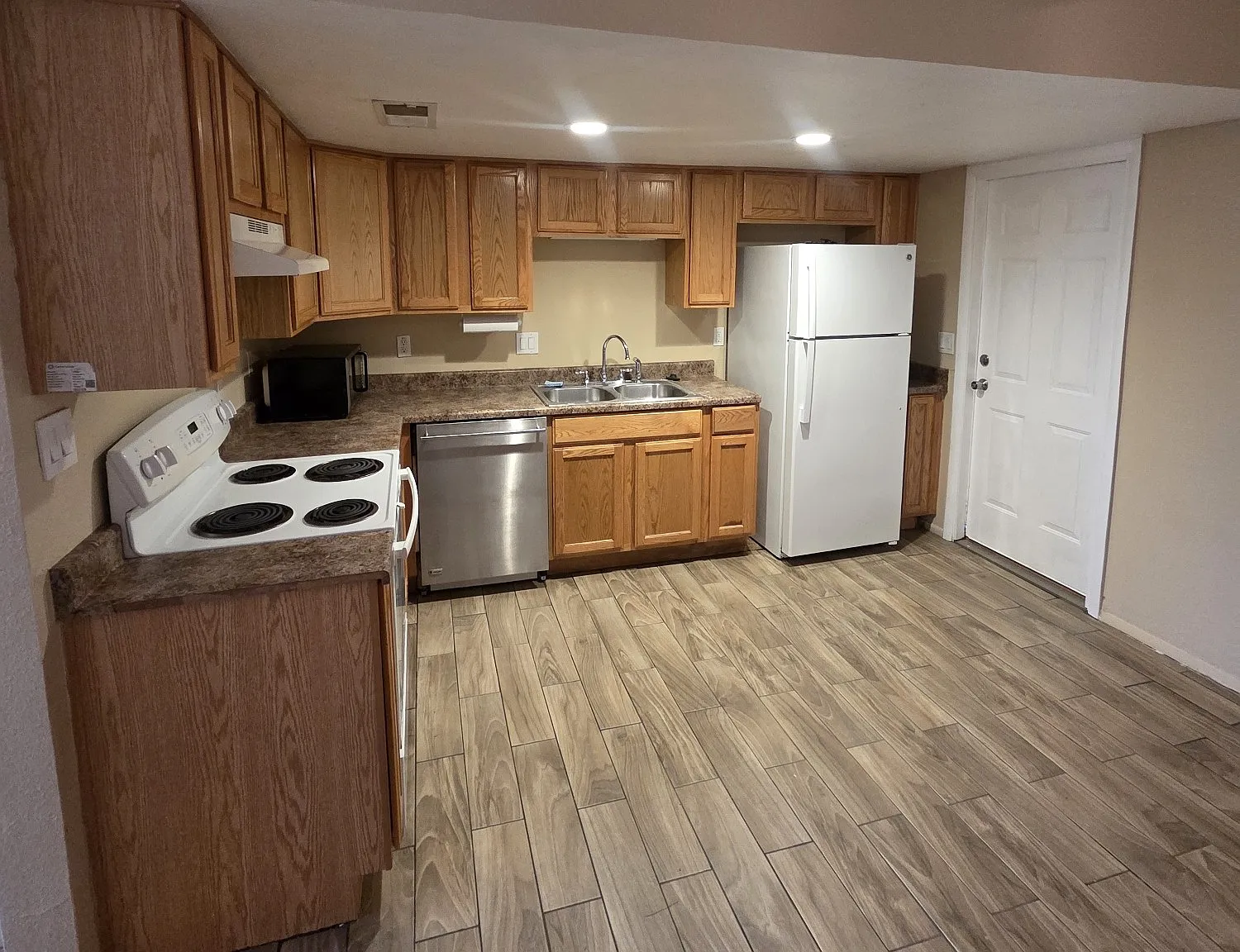 3 bed, 1400 sqft, $2,300 — Photo 2