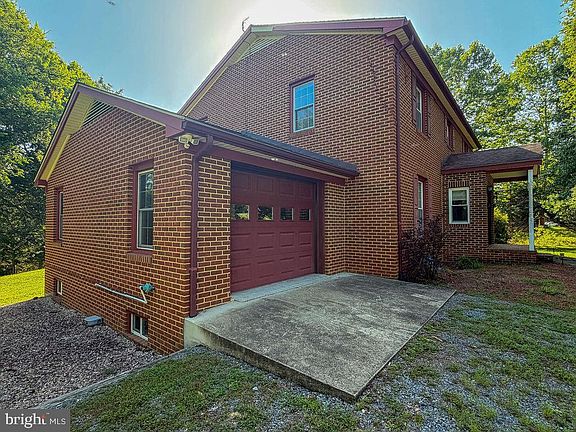 4th image of 11 Hickory Ln