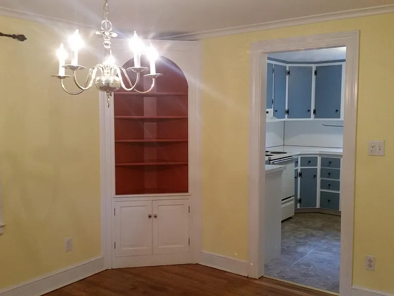 894 Windsor Ave — Photo 4
