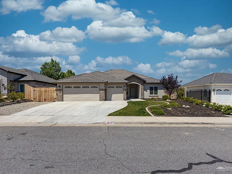 1317 Fair Oak Dr — Photo 2