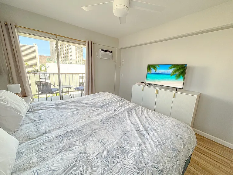 Kuhio Ave — Photo 12