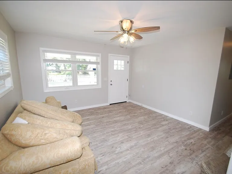 1710 Drake Ave — Photo 8