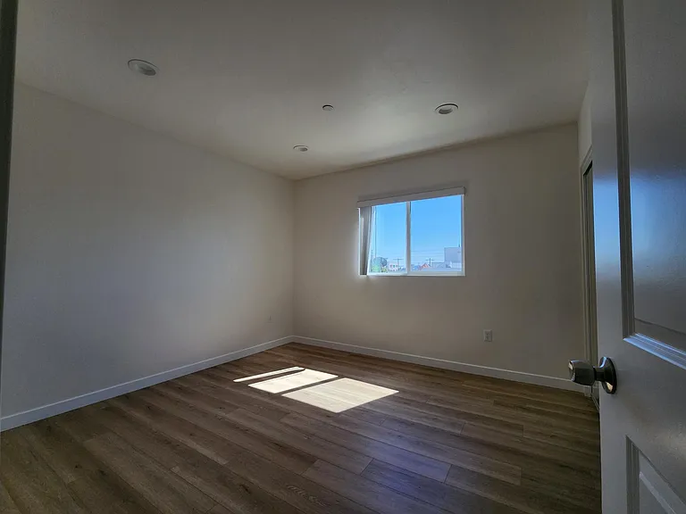 1147 N Kenmore Ave — Photo 17