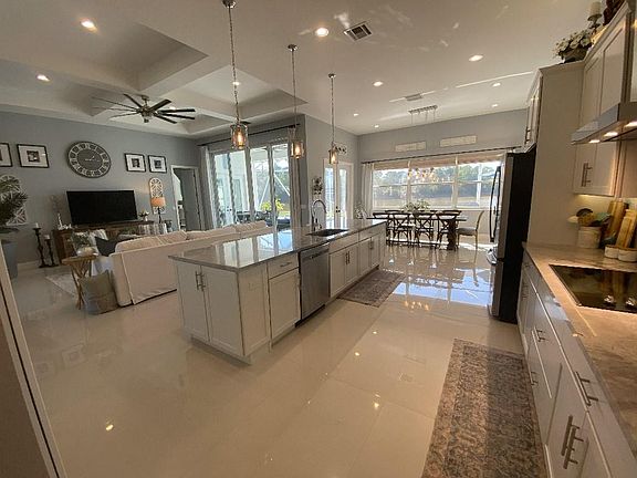 4th image of 454 SW Vista Lake Drive