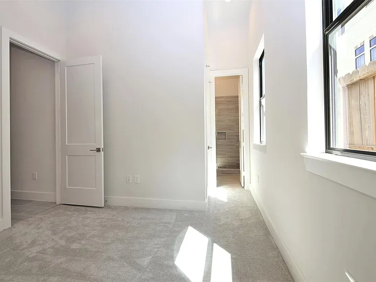 816 W 22nd St — Photo 14