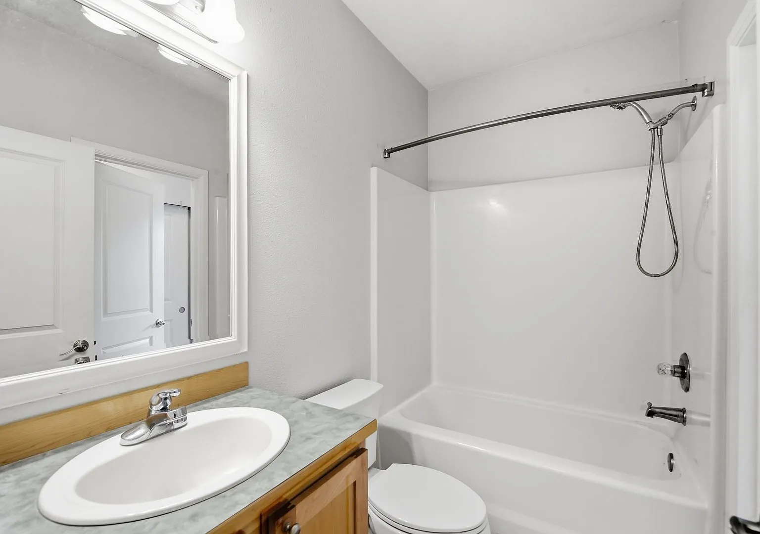 1Bd/1Ba Sammamish Condo — Photo 3