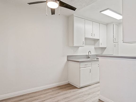 4th image of 3726 W 102nd St #17759101
