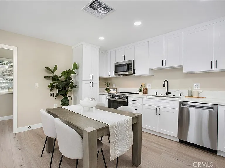 708 E Elm St — Photo 3