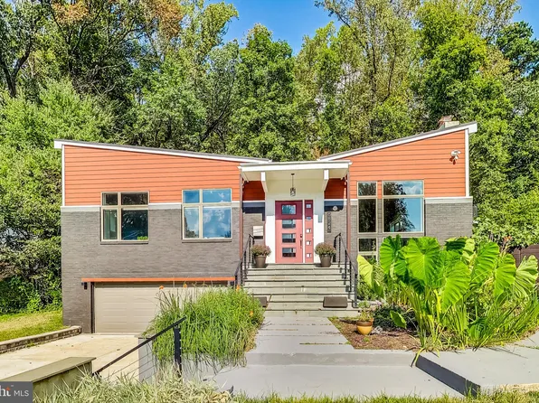 6824 Winterberry Ln, Bethesda, MD 20817
