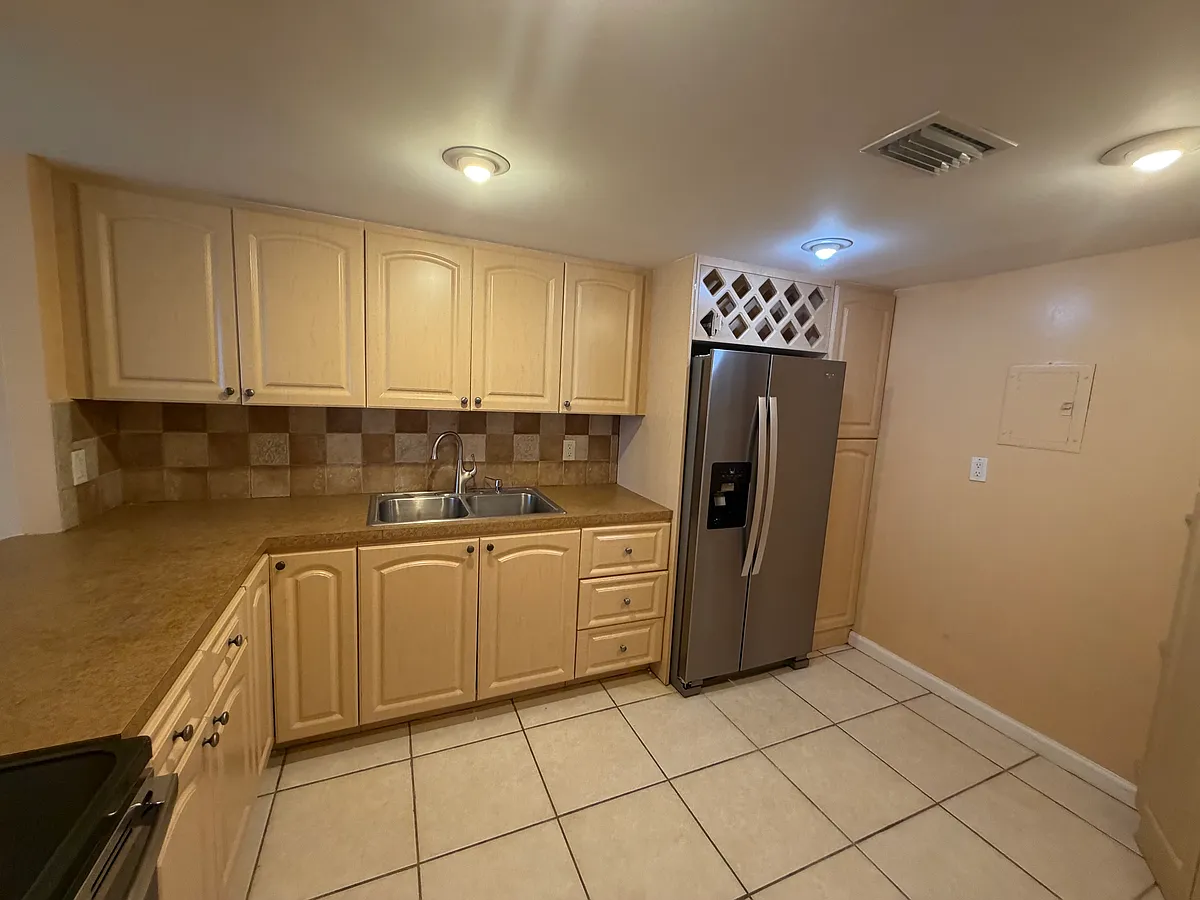 Building Photo - 1301 NE Miami Gardens Dr #711W