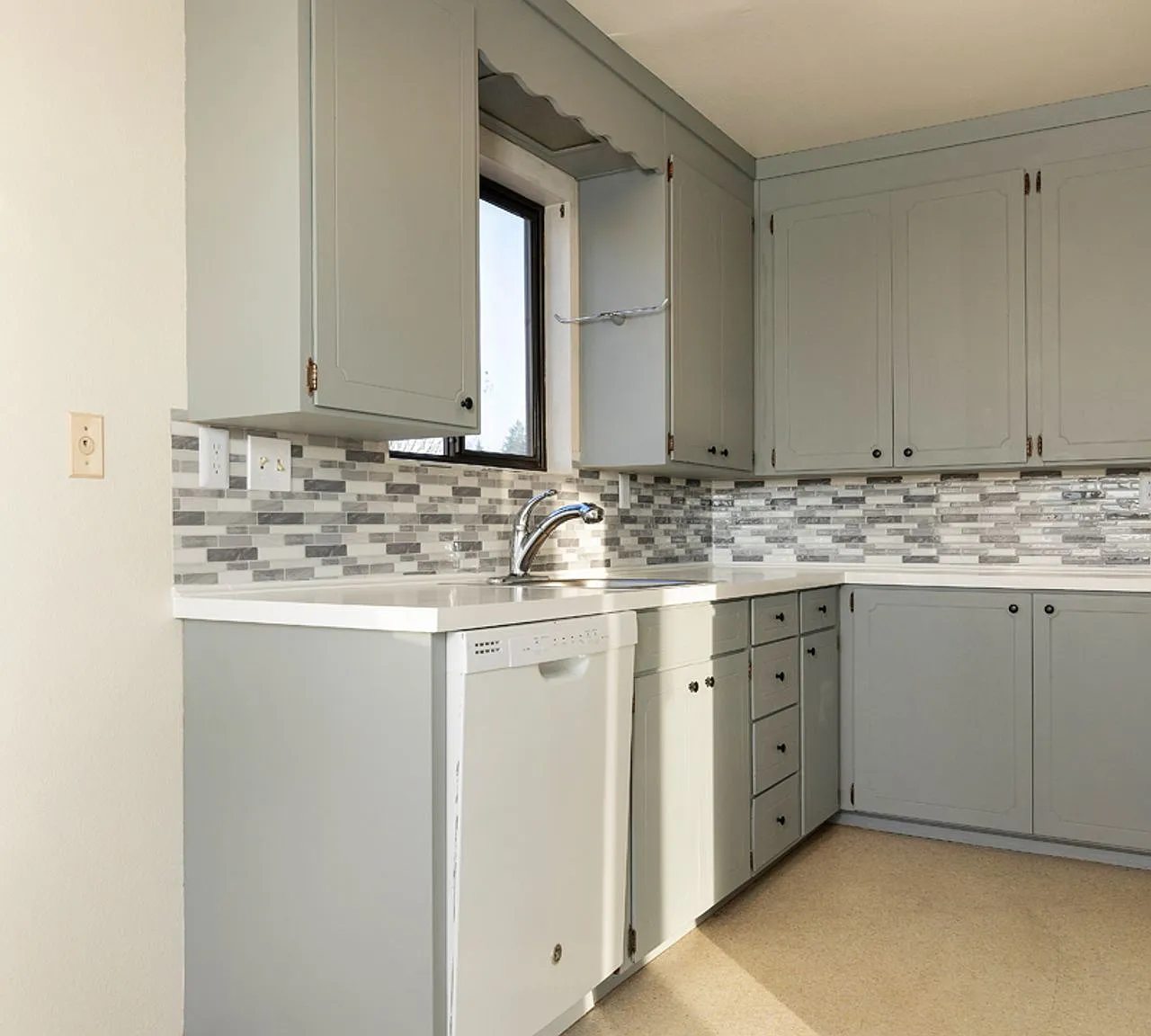 West 8 Apartments — Photo 3