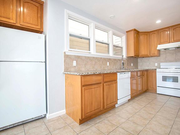 3rd image of 3334 Taraval St