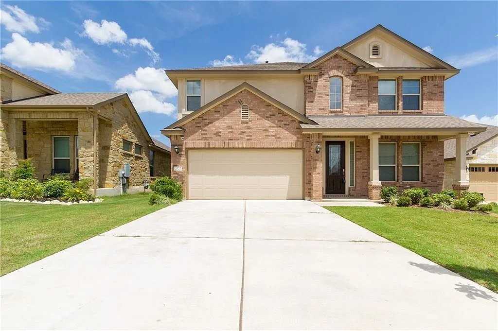 4 bed, 2.5 bath, 2692 sqft, $2,450 — Photo 2