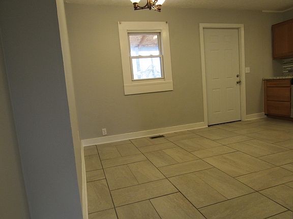 5th image of 403 Oakdale St