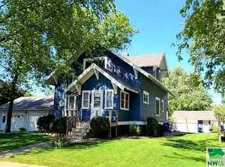 1313 2nd St, Hull, IA 51239