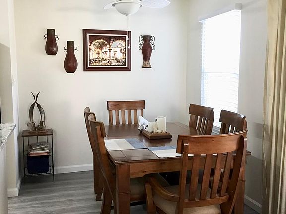 Breakfast area outside the kitchen