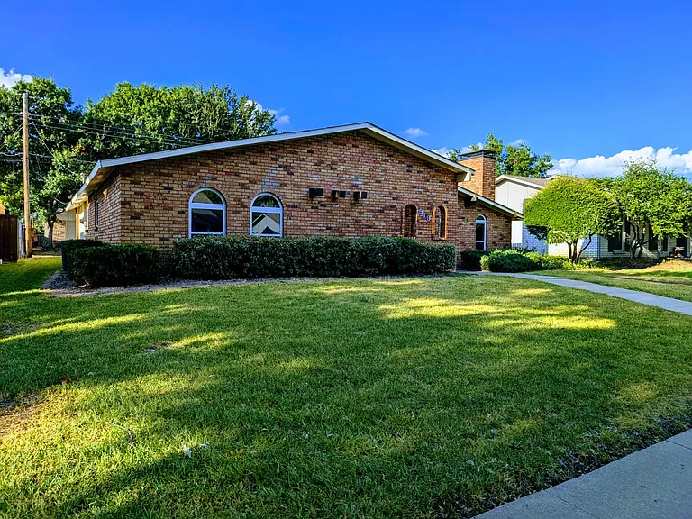 949 Mossvine Dr — Photo 3