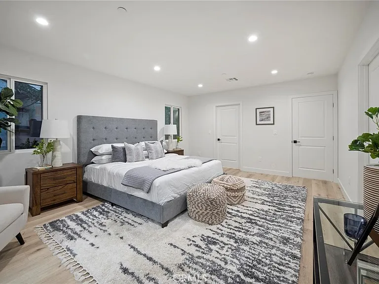 5865 Tobias Ave — Photo 16