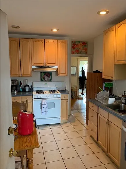 4 bed, 1325 sqft, $3,800 — Photo 2
