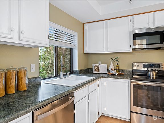 4th image of 412 10th Street #B302