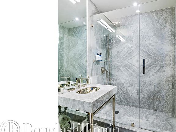 4th image of 250 E 53rd St APT 1602