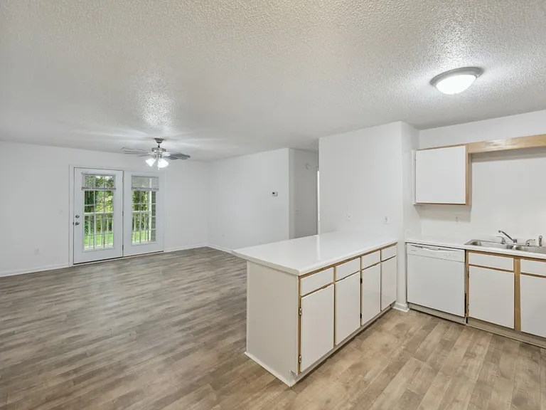 Arlington Apartments — Photo 16