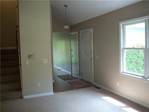 3rd image of 498 Countess Dr