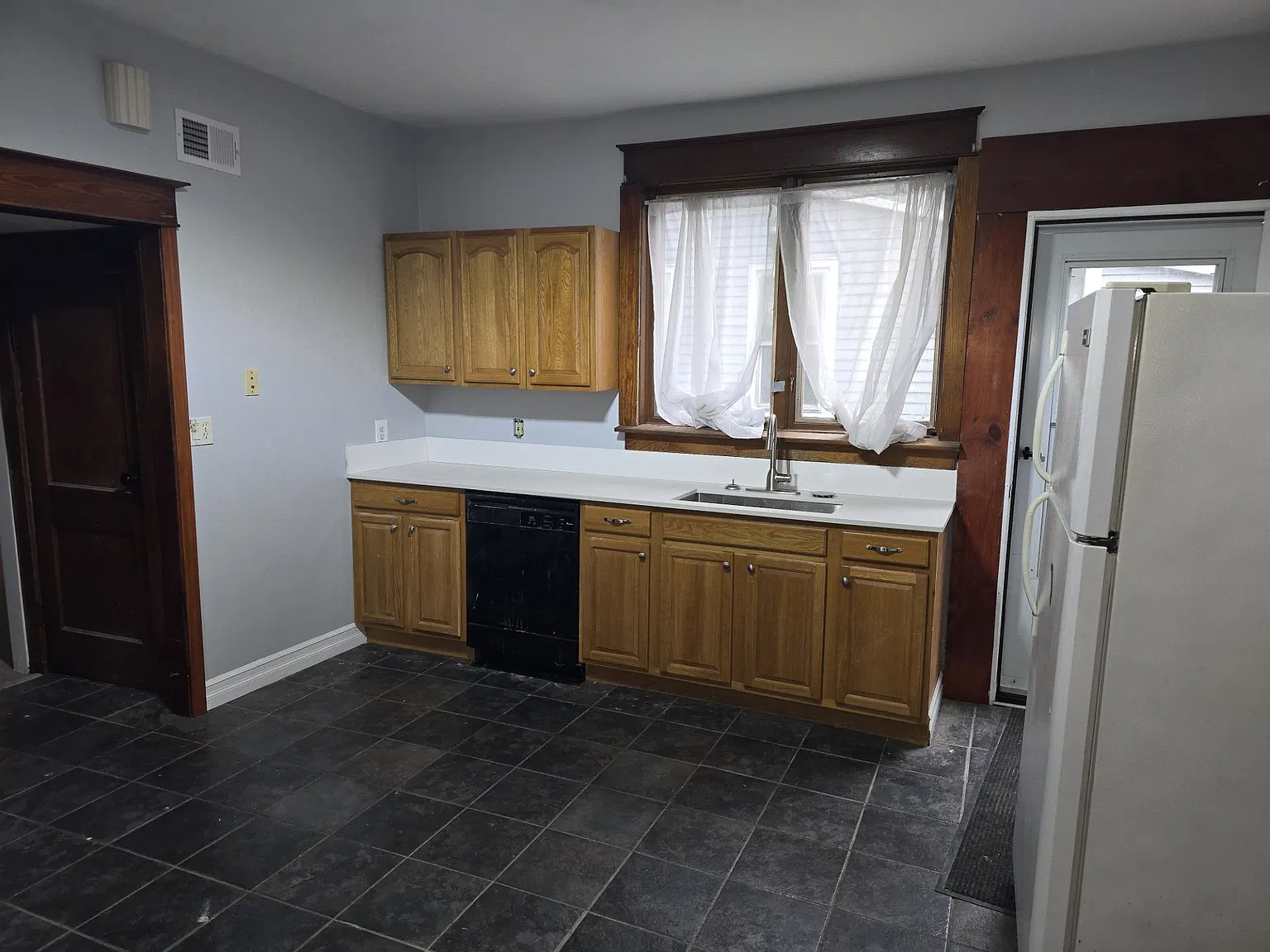 3 bed, 1000 sqft, $1,300 — Photo 2