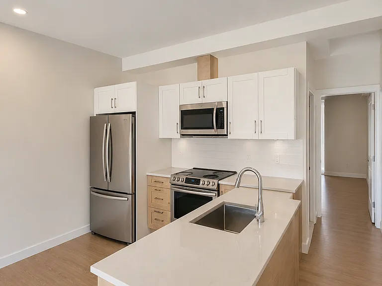 300 Princess Ave — Photo 15