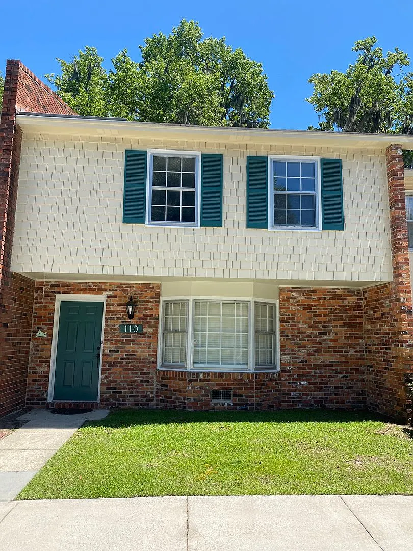 **Available Now** 3 bedroom, 2.5 bath townhome close to everything! — Photo 1