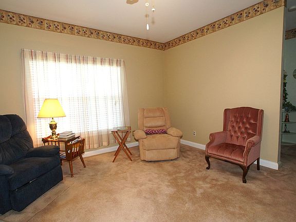 5th image of 136 Wayside Dr