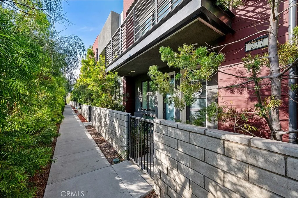 3 bed, 3.5 bath, 2080 sqft, $4,750 — Photo 4