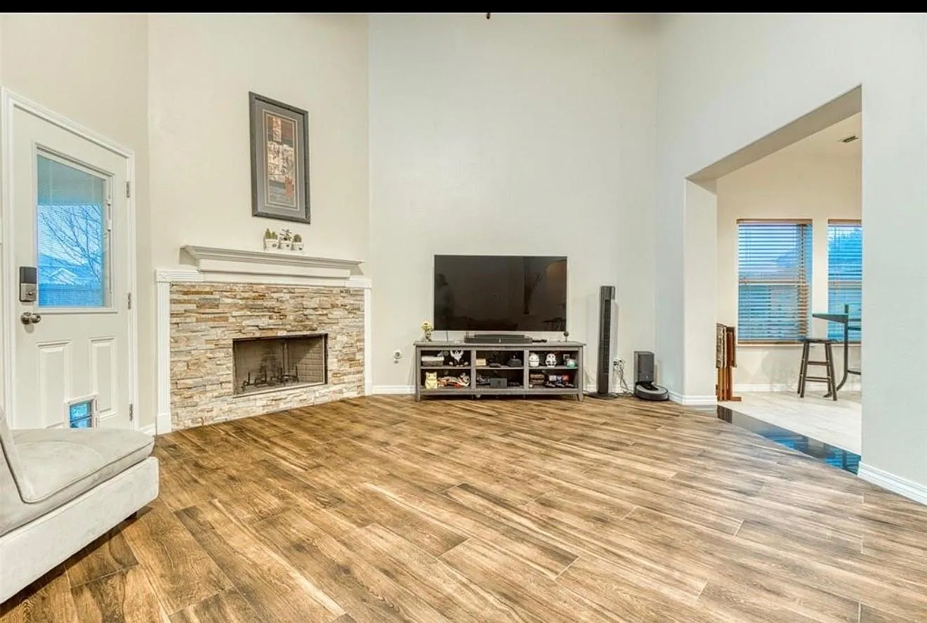 4 bed, 2.5 bath, $2,400 — Photo 2