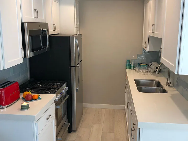 Kitchen, gas range, quartz countertops, Craftsman Cabinets, GE appliances