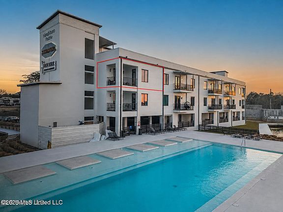 2nd image of 1302 Magnolia St #202
