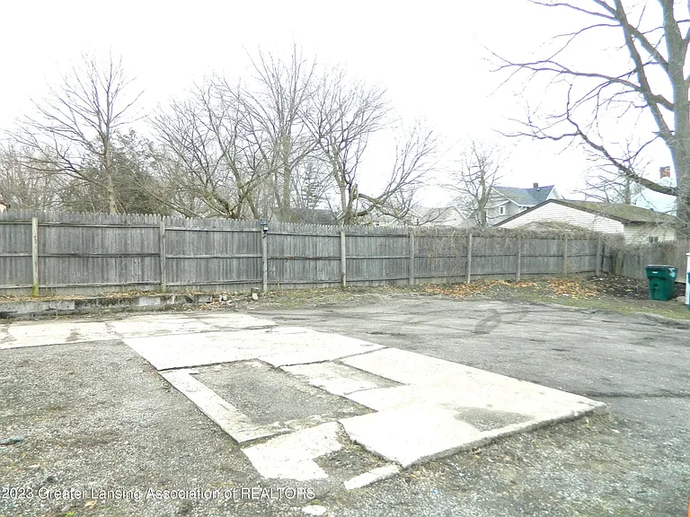 1126 W Michigan Ave — Photo 4