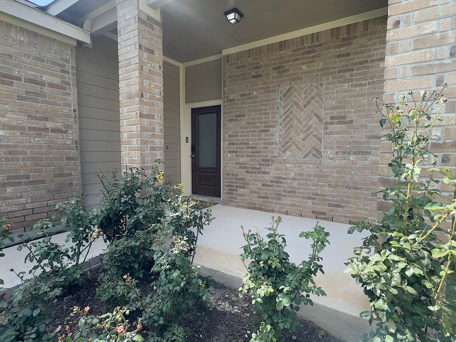 4 bed, 2421 sqft, $2,000 — Photo 2