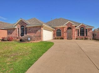 406 Watertown Ln, Arlington, TX 76002