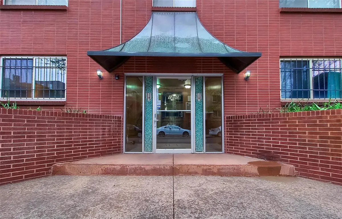 Building Photo - 1200 N Emerson St #204