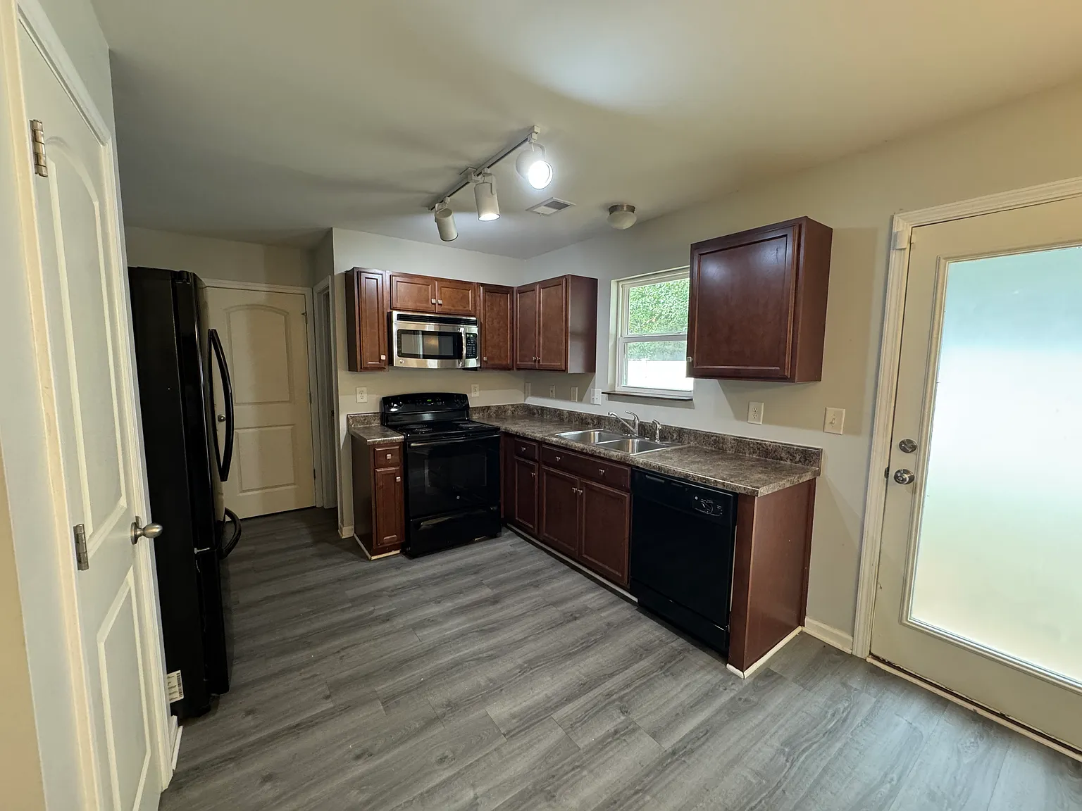 3 bed, 1446 sqft, $2,000 — Photo 3